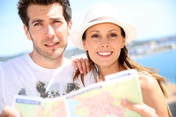 Turystów czytanie mapy — Zdjęcie stockowe