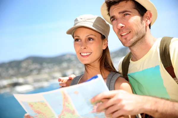 Travelers reading map — Stock Photo, Image
