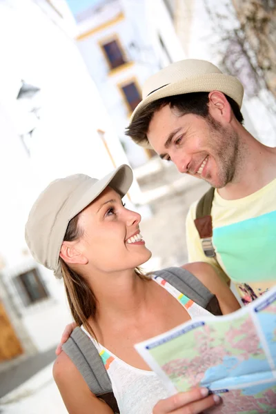 Couple visiting village — Stock Photo, Image