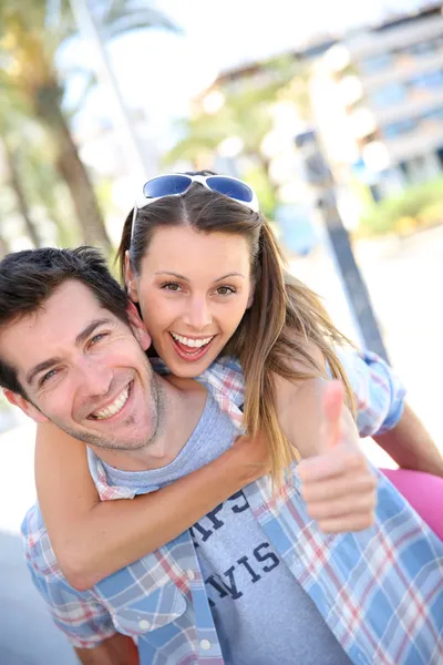 Ragazza mostrando pollice in su — Foto Stock