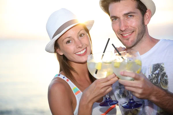 Paar mit Cocktailgetränken — Stockfoto