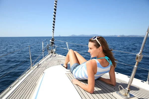 Woman on sailboat — Stock Photo, Image