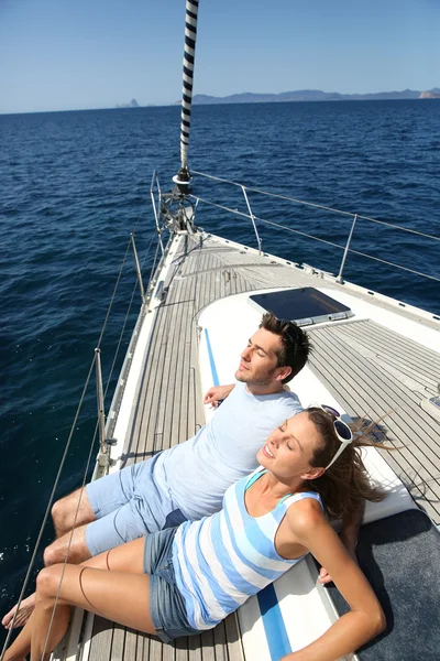 Casal tomando banho de sol — Fotografia de Stock