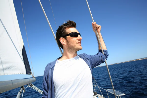 Skipper yelkenli üzerinde duran — Stok fotoğraf