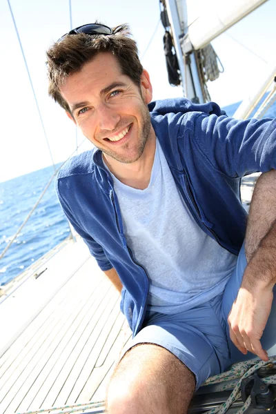 Man on sailboat — Stock Photo, Image