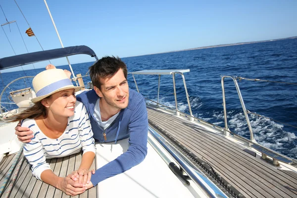 Pareja disfrutando de crucero — Foto de Stock