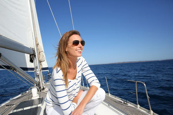 Kobieta korzystających żeglarstwo — Zdjęcie stockowe