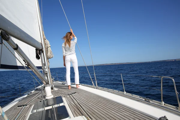 Frau auf dem Segelboot-Deck — Stockfoto