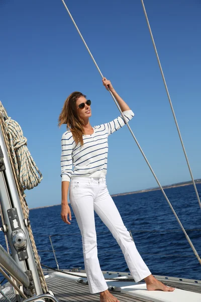 Femme sur le pont de voilier — Photo