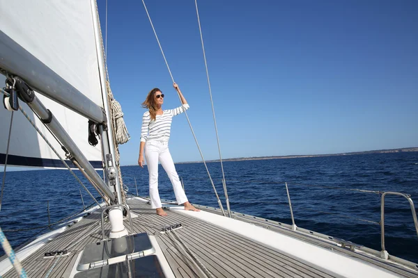 Vrouw op zeilboot dek — Stockfoto