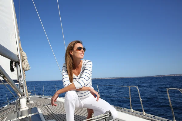 Vrouw genieten van zeilen — Stockfoto