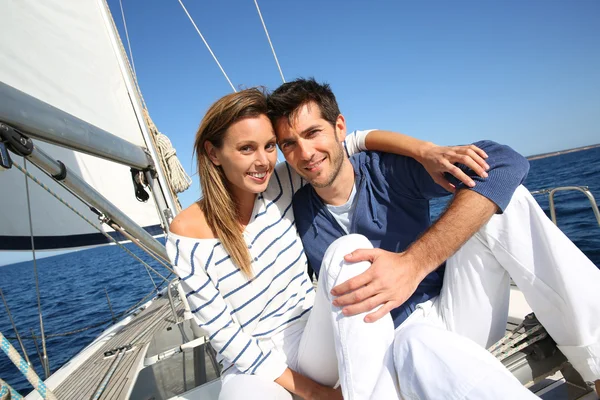 Pareja disfrutando de crucero — Foto de Stock