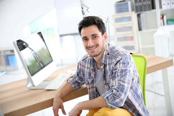 Estudante no escritório — Fotografia de Stock