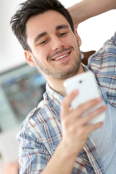 Arbetstagaren använder smartphone — Stockfoto