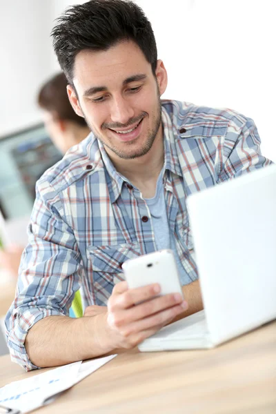 Lavoratore d'ufficio utilizzando il telefono — Foto Stock