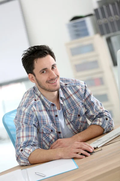 Student in office — Stockfoto