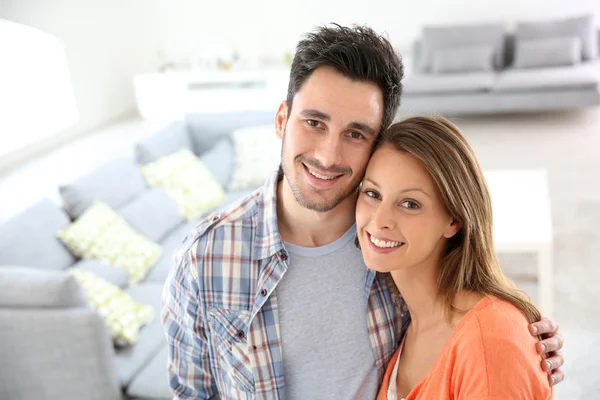 Pareja en casa — Foto de Stock