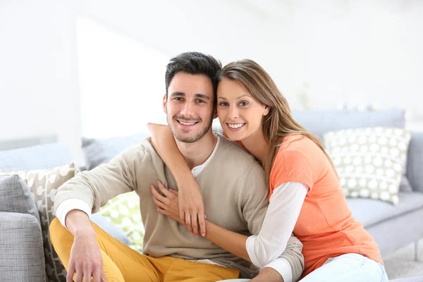 Abraçando casal no sofá — Fotografia de Stock