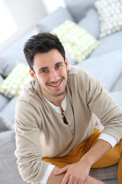 Hombre relajándose en casa — Foto de Stock