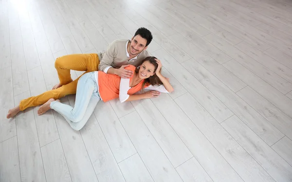 Couple lying on flooring — Stock Photo, Image