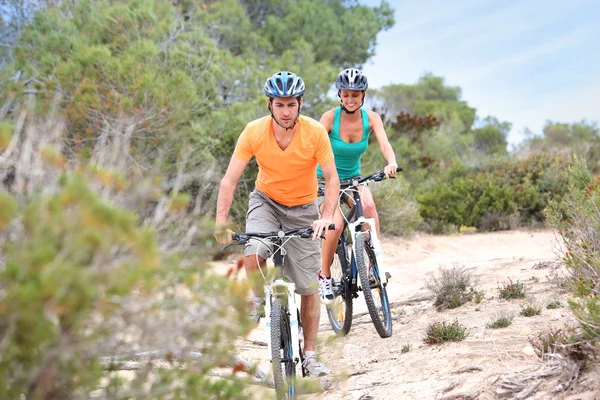 Couple riding bikes Royalty Free Stock Images