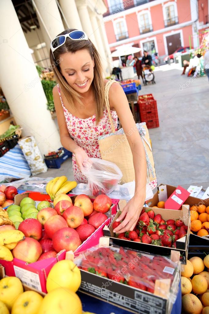 mujer comprando frutas — Fotos de Stock © Goodluz 47817911