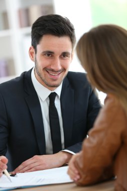 kadın toplantı danışmanı ofisinde