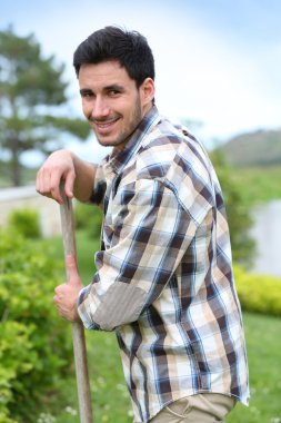 bahçede çalışan adam