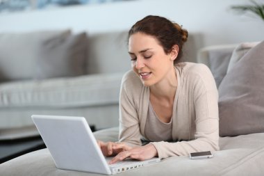 kadın websurfing dizüstü bilgisayar ile