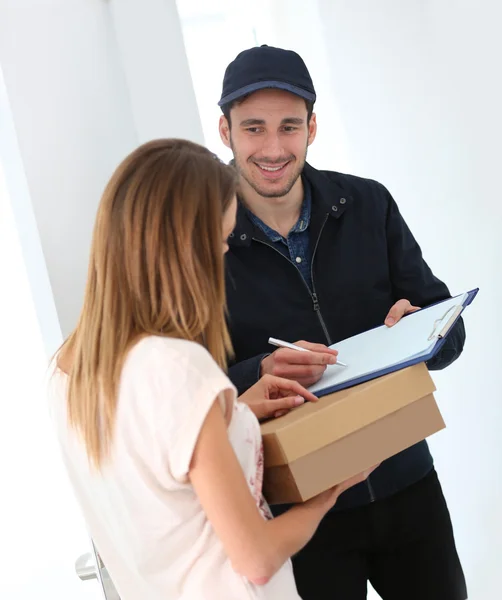 Ondertekening van bewijs van levering — Stockfoto