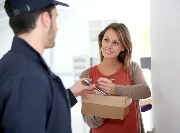 Frau unterschreibt elektronischen Beleg — Stockfoto