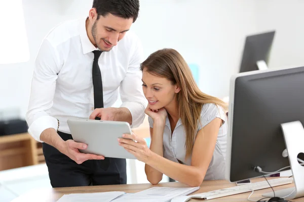 Businesspeople with table — Stock Photo, Image