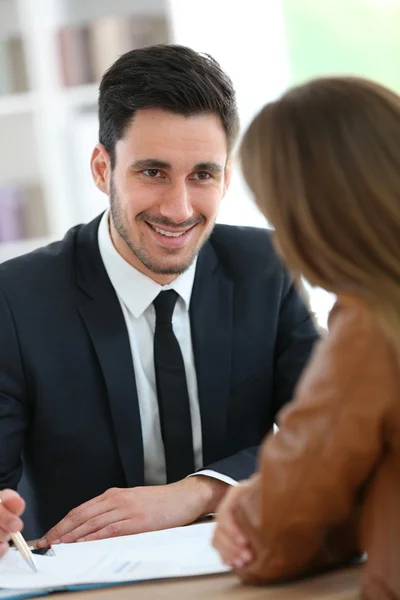 Kvinna möte rådgivare i office — Stockfoto