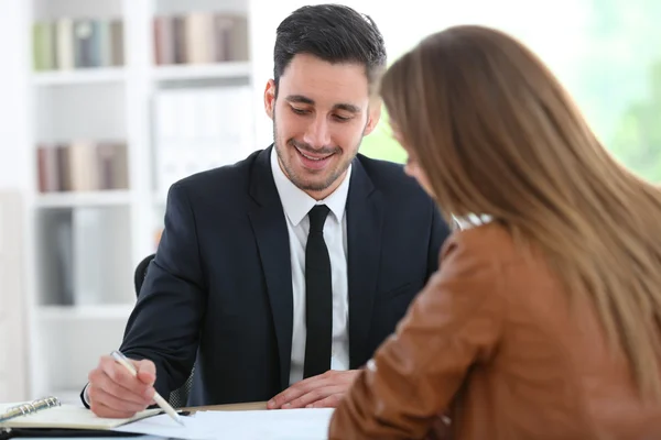 Frau trifft Finanzberater — Stockfoto