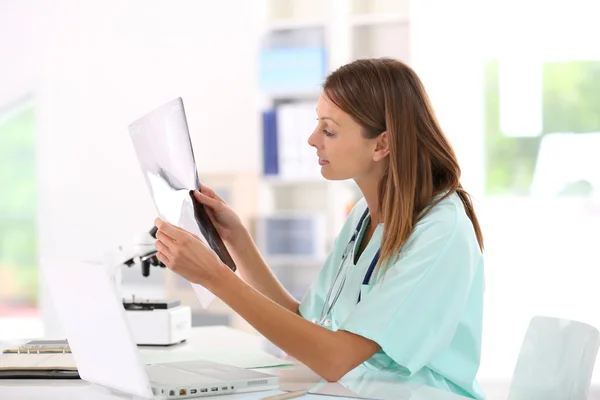 Nurse reading X-Ray results — Stock Photo, Image