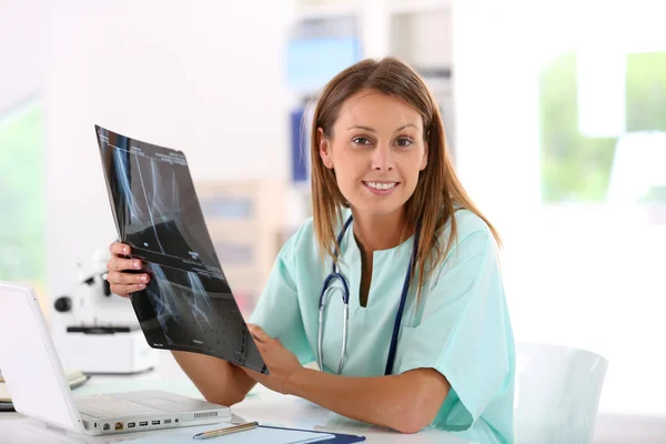 Sjuksköterska läsa röntgenresultat — Stockfoto