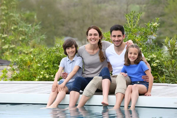 Família relaxante por piscina — Fotografia de Stock