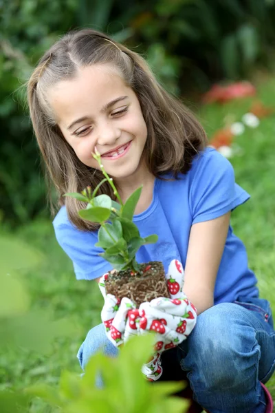 Dziewczynka gospodarstwa roślin — Zdjęcie stockowe