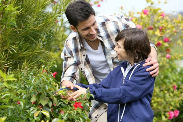 Papa enseignement garçon jardinage — Photo