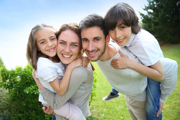 Glückliche Familie draußen — Stockfoto