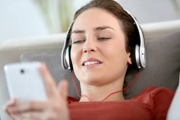 Mujer con auriculares puestos — Foto de Stock