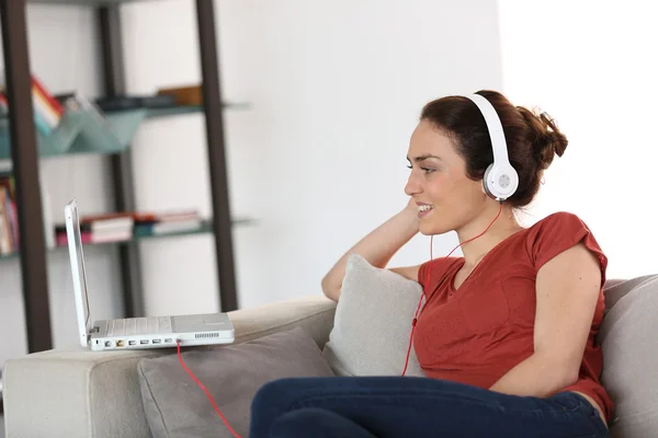 Frau chattet im Internet — Stockfoto