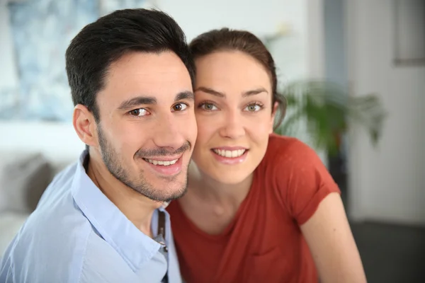 Omarmen paar — Stockfoto