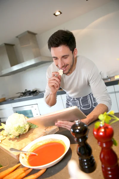 Man op keuken — Stockfoto