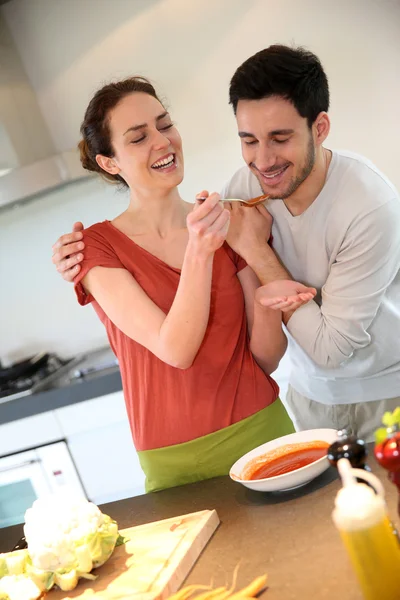 Couple tasting sauce — Stock Photo, Image