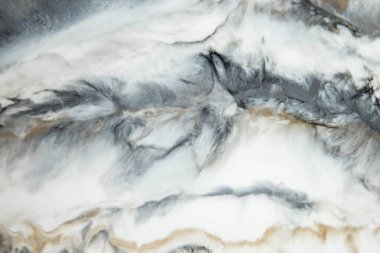 Epoksi reçineli soyut resim. Gri, beyaz ve altın mermer çizgiler. Tasarım için sıvı arkaplanı olan soyut modern, kapat.