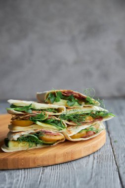 Peynirli sandviçler ve kesme tahtasının üzerinde kalpler. Kapatın..