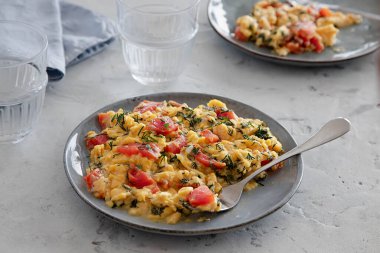 Yumurta ve kırmızı balıkla çırp. Sağlıklı kahvaltı. Yatay.