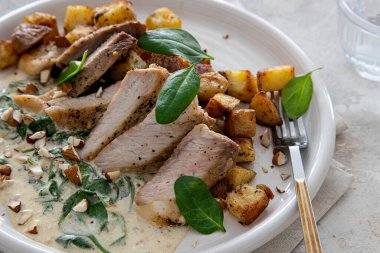 Beyaz bir tabakta güzel bir et ve patates tabağı, yakın plan..