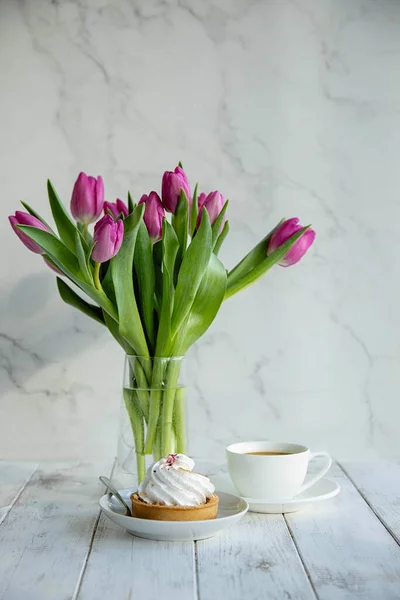 꽃병에 튤립을 탁자에 커피를 디저트를 먹는다 로맨틱 아침이야 도살아 로열티 프리 스톡 이미지